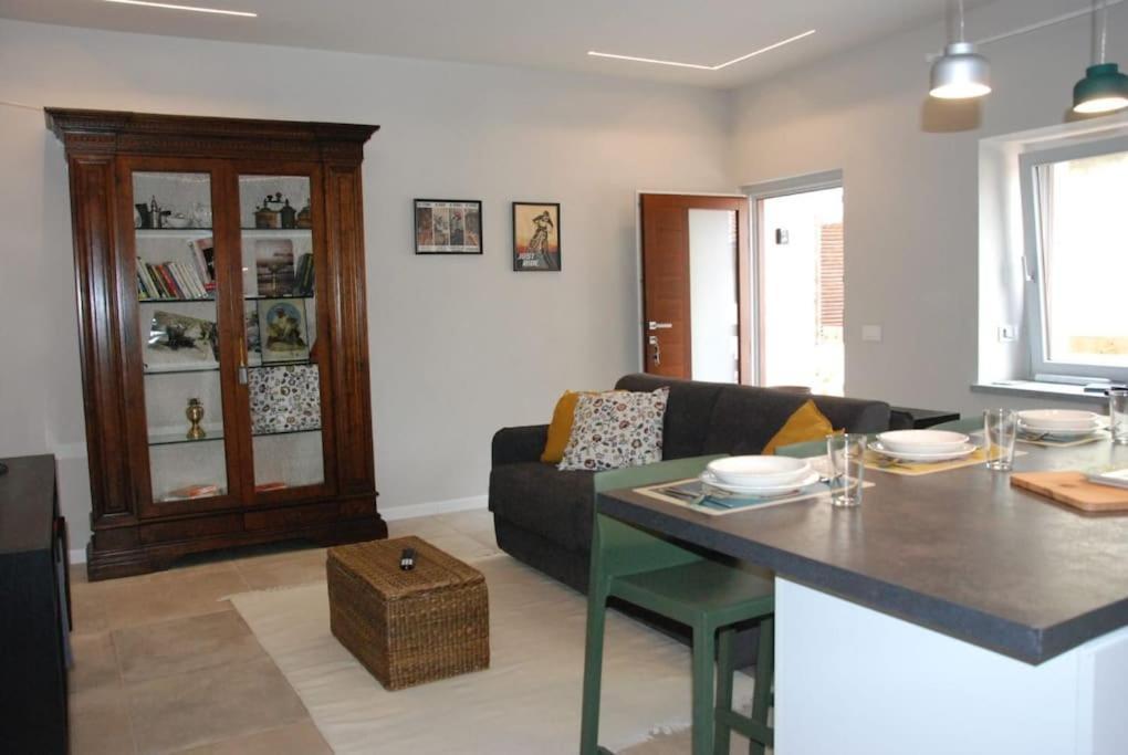 Vila Salita Al Castello Rossana Exteriér fotografie